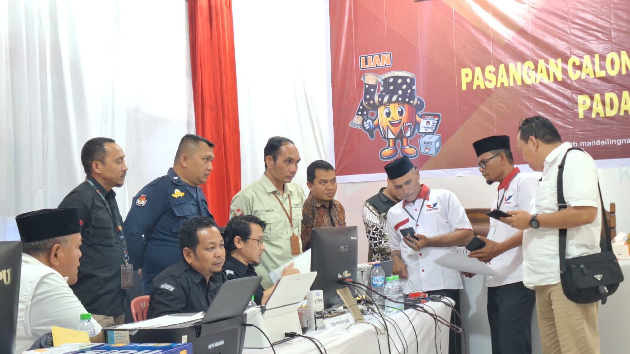 Koordinator Divisi Hukum dan Penyelesaian Sengketa Bawaslu Madina, Asrizal Lubis S.Th.I melakukan pengawasan langsung proses pendaftaran Pencalonan Bupati dan Wakil Bupati Madina di Kantor KPU Madina