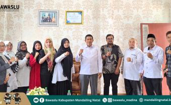 Anggota Bawaslu Madina, Bambang Saswanda S.I.Kom dan Ketua STAIN Prof. Dr. H. Sumper Mulia Harahap, M.Ag beserta Staff Bawaslu foto bersama usai melakukan audiensi