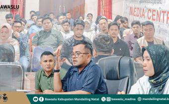 Keterangan Foto : Koordiv Pencegahan, Parmas dan Humas Bawaslu Madina Bambang Saswanda S.I.Kom saat memberikan arahan dalam kegiatan konsolidasi analis data pemilih bersama Panwascam Se - Kabupaten Mandailing di kantor Bawaslu Madina